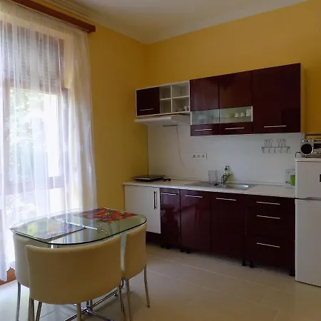 853 - Kozpontjaban Foldszinti Apartman *